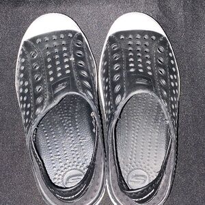 SKECHERS KIDS SIZE 13 BLACK SLIP ON SHOES CLEAN LIKE NEW  EXCELLENT CONDITION